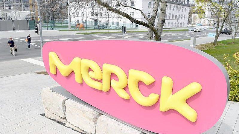 Der Schriftzug des Pharma- und Chemiekonzerns Merck KGaA steht vor einem Gebäude am Stammwerk in Darmstadt. Foto: Arne Dedert/dpa