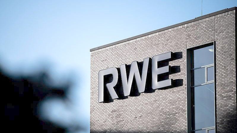 Das Logo von RWE ist an der Fassade eines Gebäudes auf dem RWE Campus in Essen zu sehen. Foto: Fabian Strauch/dpa