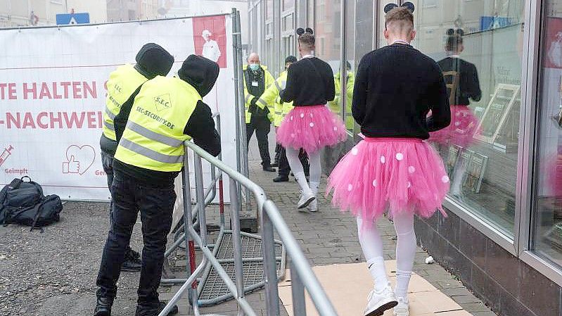 Karneval mit Kontrolle. Foto: Rolf Vennenbernd/dpa