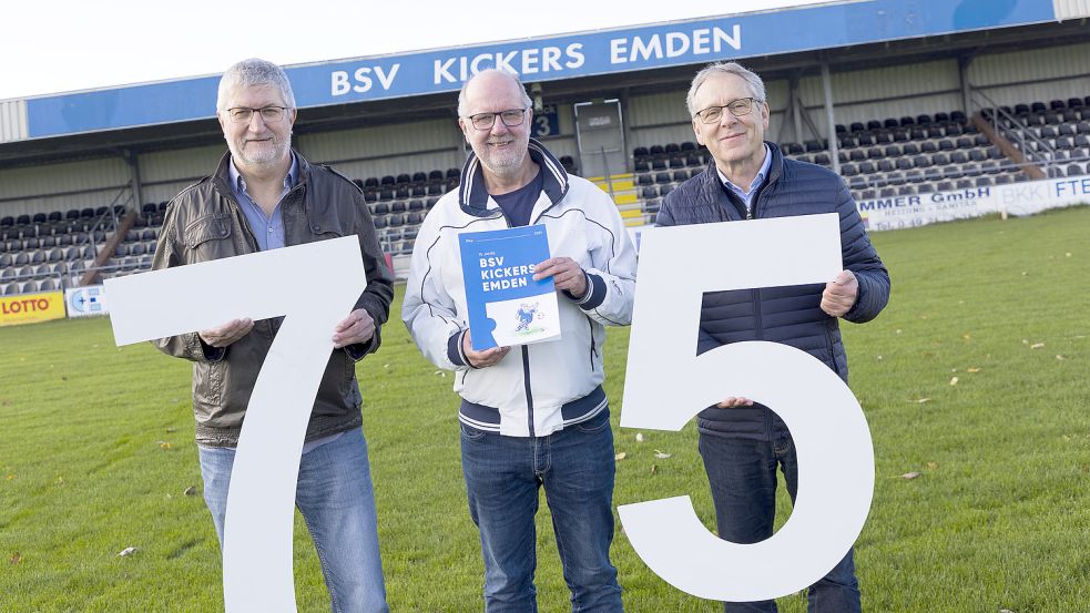 Die Initiatoren Reiner Bruns (von rechts), Albert Peters und Horst Groeneweg freuen sich, dass die Chronik nun fertig ist. Foto: T. Bruns