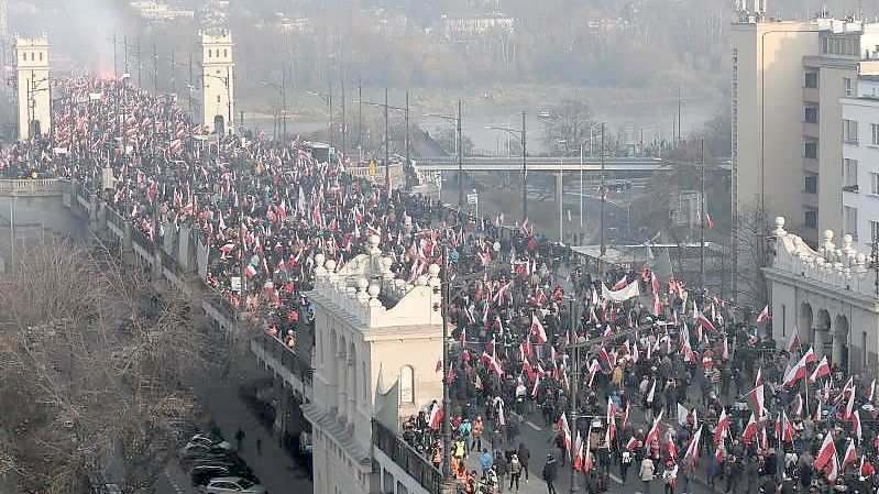 Der Unabhängigkeitsmarsch anlässlich des 103. Jahrestages der Wiederherstellung der Staatlichkeit des Landes. Foto: Pawel Supernak/PAP/dpa