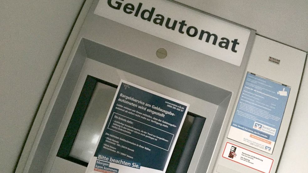 Seit dem Wochenende können RVB-Kunden in Hollen kein Geld mehr von ihrem Konto abheben. Der Geldautomat in der ehemaligen Filiale der Raiffeisen-Volksbank ist geschlossen. Foto: Schneider-Berents