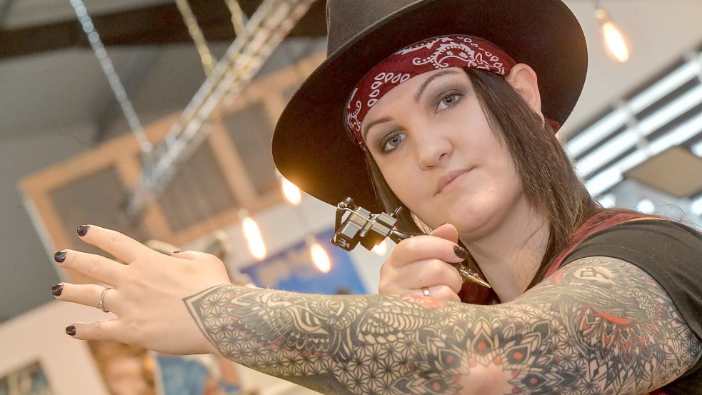 Isabel Lerbs ist die Inhaberin des Studios „Inkside-Out Tattoo“ in Ihlow. Sie bekommt viele Anrufe von verunsicherten Kundinnen und Kunden. Foto: Ortgies