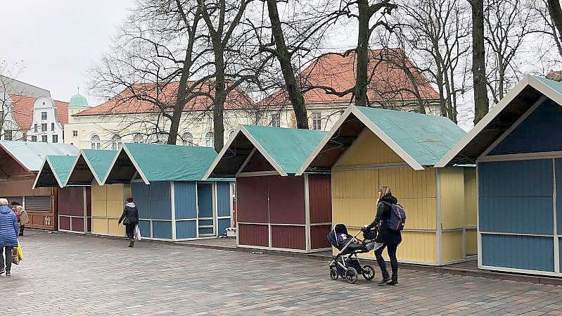 In der Rostocker Innenstadt wird der traditionelle Weihnachtsmarkt aufgebaut, mit mehr Freiflächen, um den Besuchern den Aufenthalt auch unter dem geltenden Abstandsgebot zu ermöglichen. Foto: Joachim Mangler/dpa-Zentralbild/dpa