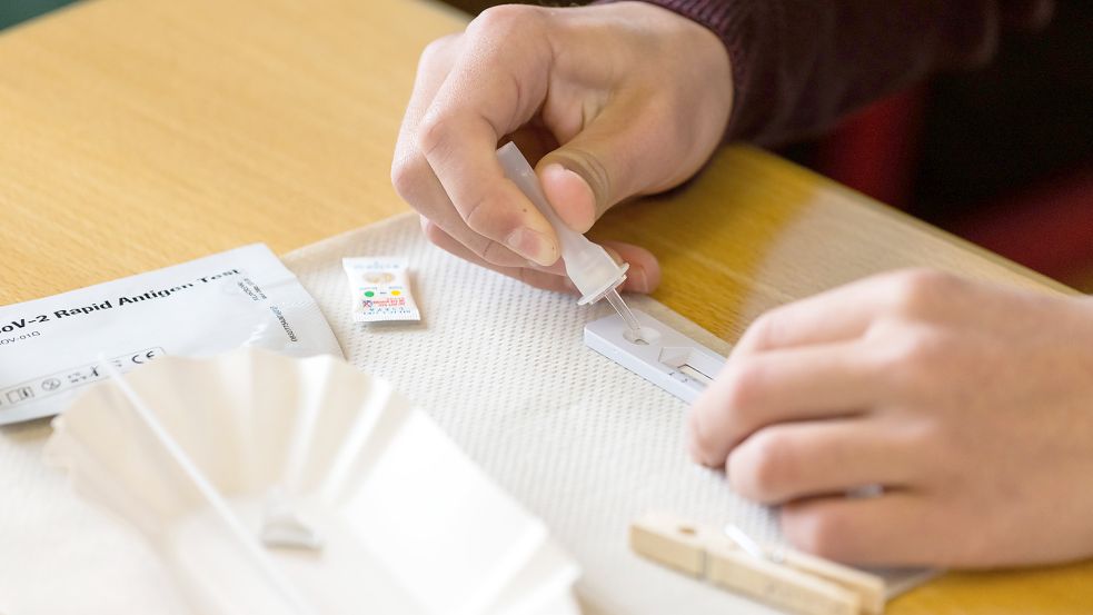 Schnelltests für zu Hause gibt es inzwischen in jedem Supermarkt zu kaufen. Oft zeigen sie ein falsch positives Ergebnis an. Foto: dpa