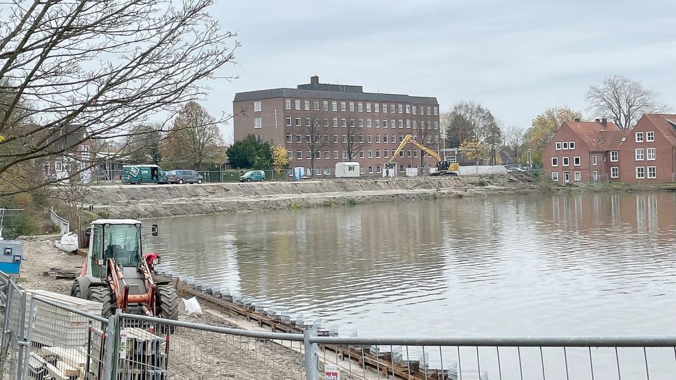 Endlich geht es los: Die Arbeiten am Hafenkopf haben begonnen. Foto: Nording