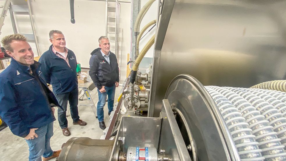 Marco Heyen (von links), Wolfgang Eschen und Jens Gerdes in der Halle des Odoriermittel-Lagers, wo gerade ein nagelneuer Lastwagen mit Spezialpumpen und Tanks bestückt wird, um Gasversorger zu beliefern. Foto: Cordsen