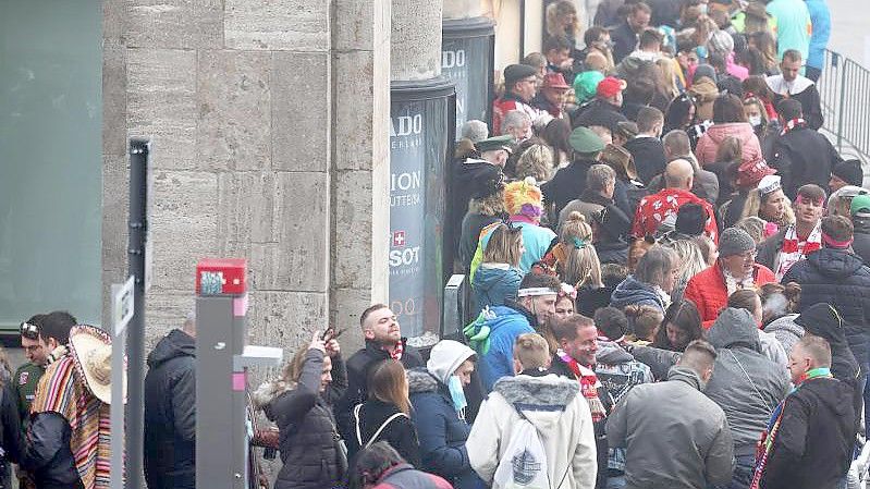 Großer Andrang vor einem Brauhaus in Köln. Foto: Oliver Berg/dpa