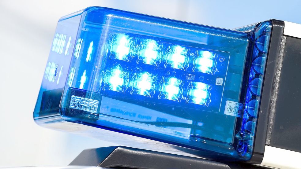 Ein Blaulicht auf dem Dach eines Einsatzfahrzeugs. Foto: Christophe Gateau/dpa/Symbolbild