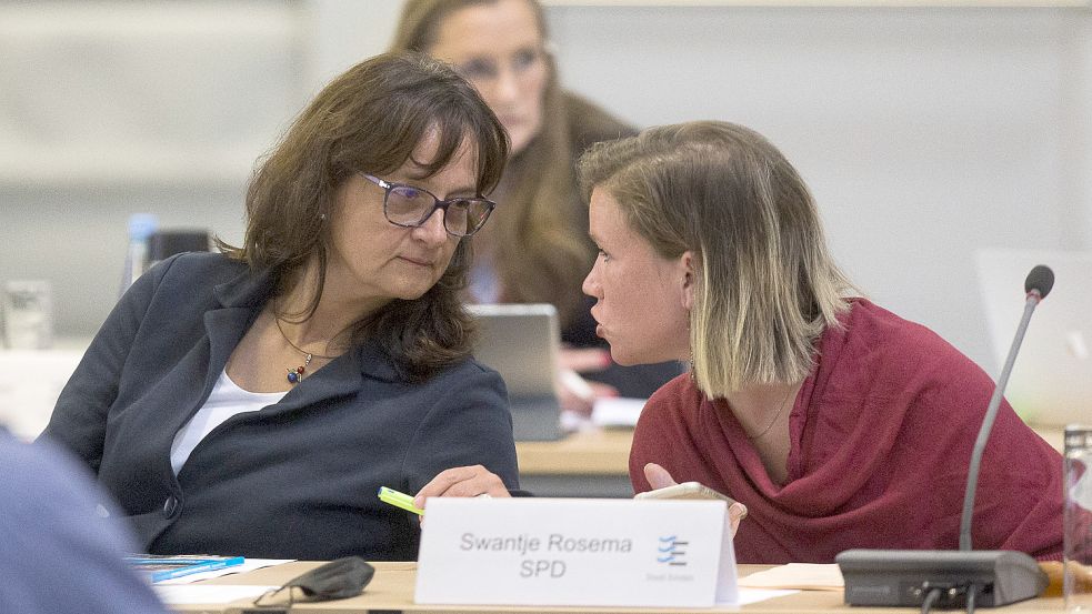Swantje Rosema (rechts, im Gespräch mit Sabine Noetzel) ist eine der neuen Ausschussvorsitzenden im Emder Rat aus den Reihen der SPD. Foto: J. Doden