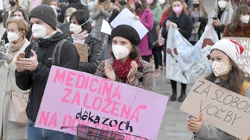 Menschen protestieren im Oktober gegen einen Gesetzesvorschlag, der den Zugang zu Abtreibungen erschwert. Foto: Frantisek Ivan/TASR via AP/dpa
