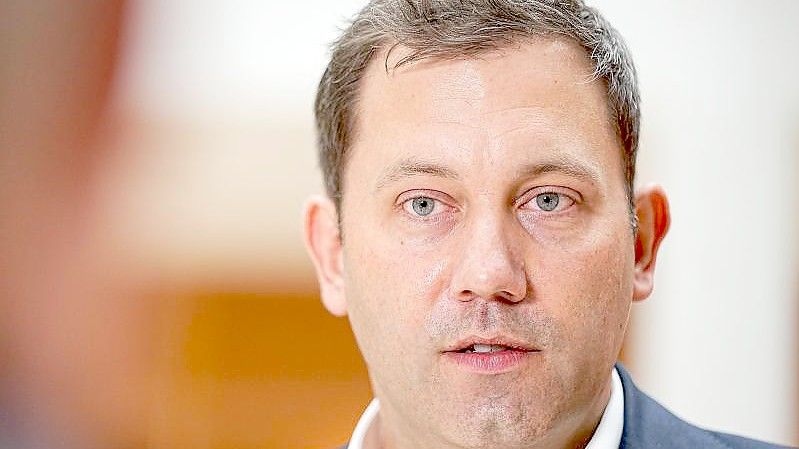 Lars Klingbeil ist optimistisch, dass der Koalitionsvertrag mit Grünen und FDP bald abgesegnet wird. Foto: Michael Kappeler/dpa