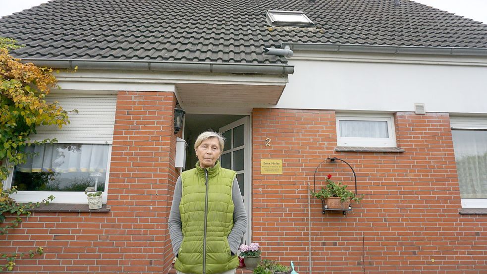 Doina Mielke aus Weener möchte ihr Haus verkaufen. Sie kann es aber noch nicht, weil eine Bauvoranfrage für ihr geplantes Holzhaus in Bunderhammrich vom Landkreis Leer nicht endgültig bearbeitet worden ist. Foto: Friedhelm Müller-Düring