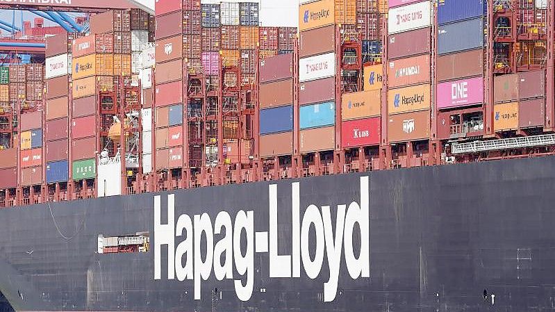Das Hapag-Lloyd Containerschiff "Brussels Express" wird am Container Terminal Burchardkai im Hamburger Hafen abgefertigt. Foto: Marcus Brandt/dpa