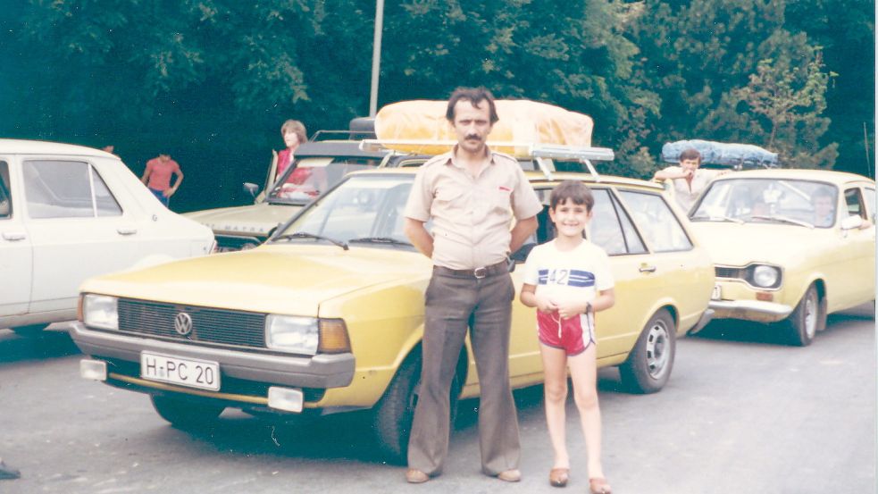 Dieses Foto aus Privatbesitz stammt aus den siebziger Jahren. Es zeigt einen türkischen Vater und dessen Sohn vor dem Familienauto. Foto: privat