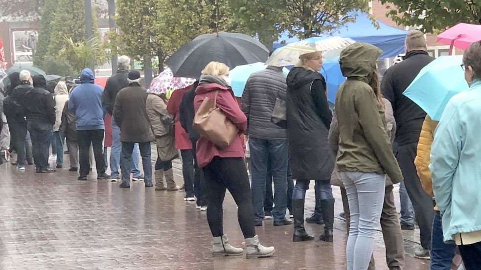 Lange Warteschlangen vor der mobilen Impfstation bei Wind und Wetter – wie hier am Donnerstag auf dem Neuen Markt – halten mittlerweile viele für nicht mehr zumutbar. Foto: H. Müller