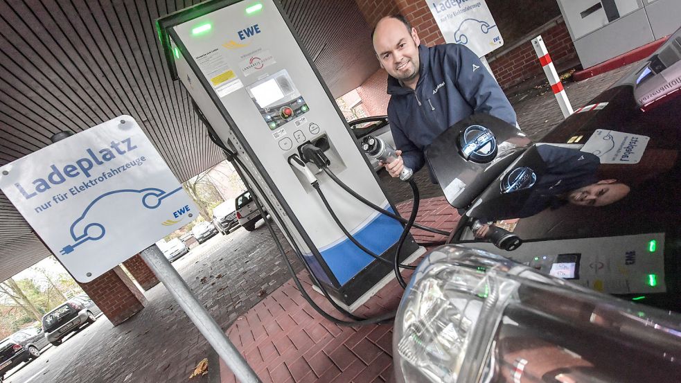 Tido Tebben lädt sein E-Auto hin und wieder auch in Aurich am Kreishaus auf. Foto: Ortgies