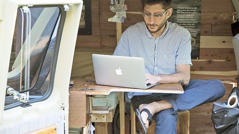 Der US-Journalist Danny Fenster arbeitet in seinem Lieferwagen, den er 2018 in Detroit zu einem Wohn-Büro umgebaut hat. Foto: Uncredited/Fenster Family Photo/AP/dpa