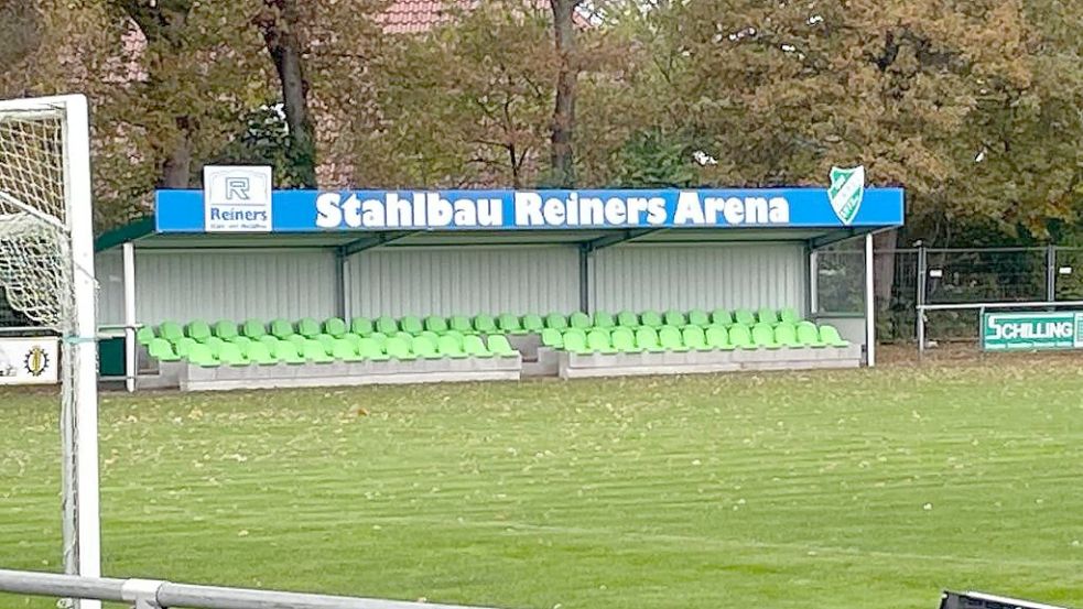Die neu erstellte Firreler Tribüne ist fertig. Sie bietet 85 Sitzplätze. Zur Einweihung sollen die Fans natürlich einen Sieg sehen. Fotos: Privat