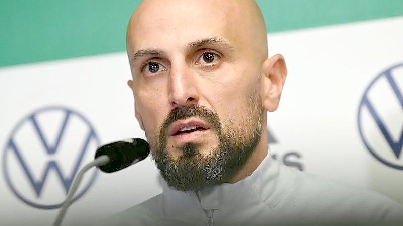 U21-Neu-Trainer Antonio Di Salvo beantwortet die Fragen der Journalisten. Foto: Marijan Murat/dpa