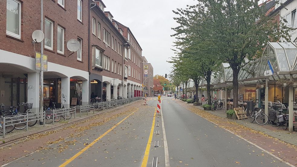Noch sieht es auf der Neutorstraße nicht ganz so hübsch aus. Die Stadt experimentiert mit neuen Fahrradstreifen und einer geänderten Verkehrsführung für Fahrzeuge. Foto: Stadt Emden