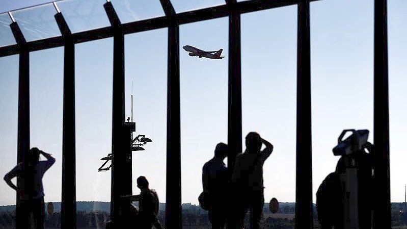 Besucher am Hauptstadtflughafen Berlin Brandenburg „Willy Brandt“ (BER) - die Zahl der Starts und Landungen war zuletzt gewachsen. Foto: Christoph Soeder/dpa