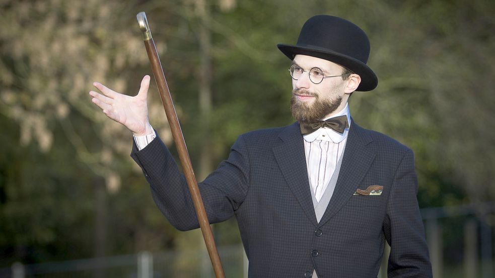 Mit Stock, Melone und jeder Menge Charme: Für Eike Hedden aus Emden gehört ein „schniekes“ Aussehen zum guten Ton. Früher trug der Student eher Gothic-Chic – und lange Haare. Foto: J. Doden