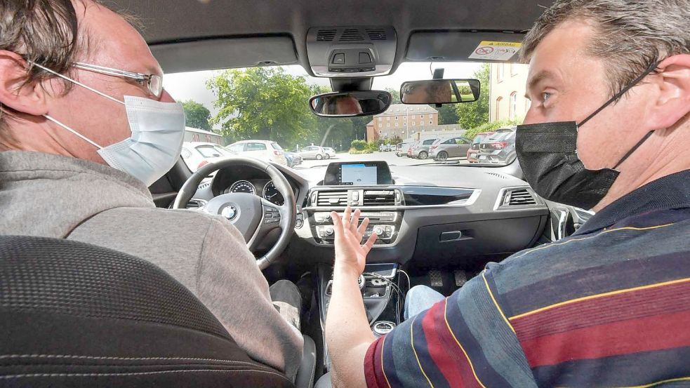 Manch einer möchte mehr Tempo machen bei den Führerscheinprüfungen, doch vielfach hakt es bei den Straßenverkehrsämtern. Das Foto zeigt eine Fahrsituation in Aurich. Axel Becker (rechts) unterrichtet Sascha Marter. Foto: Archiv/Ortgies