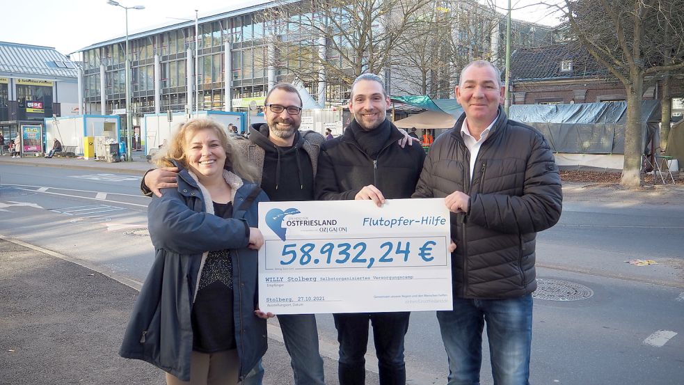 Der Vereinsvorstand von „Willy Stolberg“ – Claudia Mohren (von links), Christoph Giebeler und Oliver Stöber – mit Uwe Boden (Geschäftsführer „Ein Herz für Ostfriesland“). Fotos: Weiden