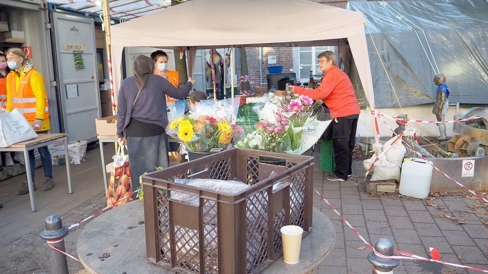 Unter Pavillons findet derzeit die Lebensmittelausgabe statt. Im Winter sollen weitere Container her.