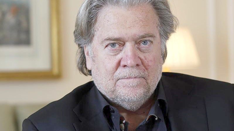 Steve Bannon, ehemaliger Chefstratege des Weißen Hauses, während eines Interviews mit der Associated Press. (Archivbild). Foto: Thibault Camus/AP/dpa