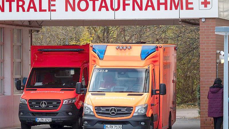 Zwei Rettungswagen stehen an der Zentralen Notaufnahme eines Klinikums in der Region Hannover. (Archivbild). Foto: Julian Stratenschulte/dpa