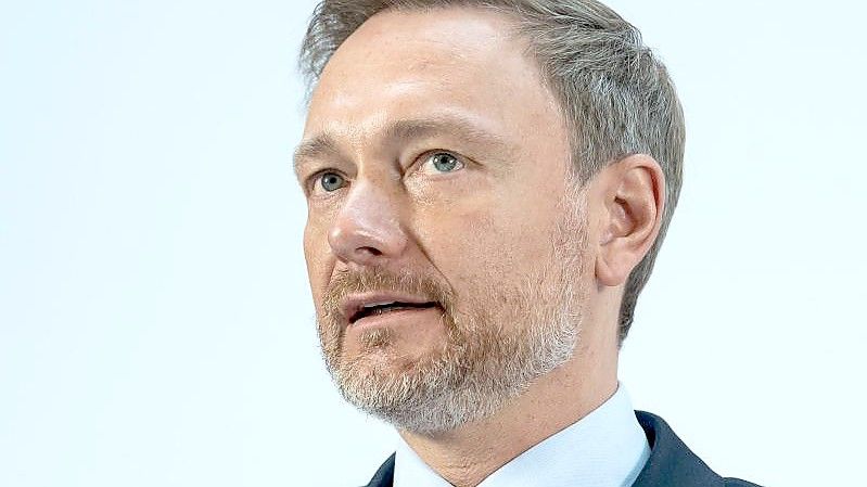 Christian Lindner, Bundesvorsitzender der FDP, äußert sich nach den Gremiensitzungen der FDP bei einer Pressekonferenz im Hans-Dietrich-Genscher-Haus. Foto: Bernd von Jutrczenka/dpa