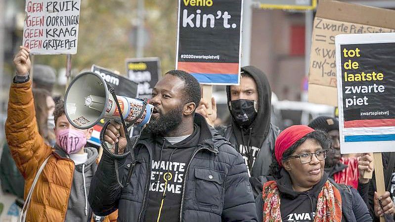 Ein Protestzug der Aktionsgruppe „Kick Out Zwarte Piet“ (KOZP) in Breda. Foto: Rob Engelaar/ANP/dpa