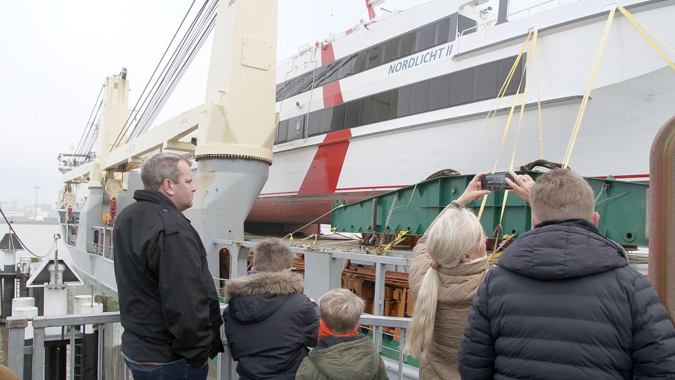 Zum Greifen nah: Die Schleusung der besonderen Fracht in Emden wird von Schaulustigen verfolgt, darunter etliche Familien. Foto: Päschel