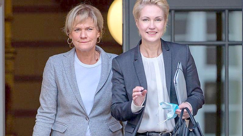 Manuela Schwesig (SPD, r), Ministerpräsidentin von Mecklenburg-Vorpommern, und Simone Oldenburg, die Fraktionschefin der Linken im Landtag von Mecklenburg-Vorpommern. Foto: Jens Büttner/dpa-Zentralbild/dpa