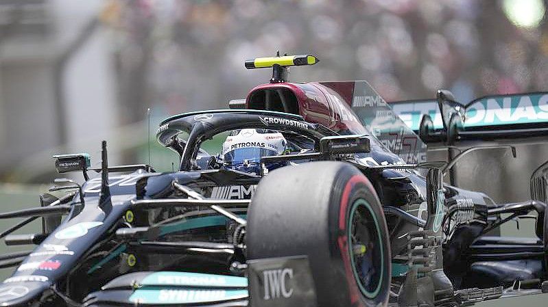 Der Finne Valtteri Bottas siegte beim Sprintrennen und sicherte sich so die Pole Position für das Rennen in Sao Paulo. Foto: Andre Penner/AP/dpa