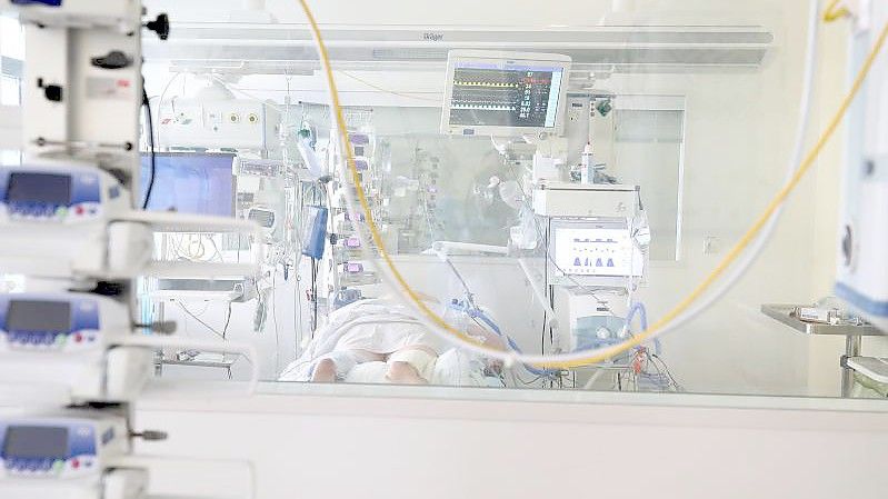 Ein Patient liegt in einem Krankenzimmer auf der Covid-19 Intensivstation in Gera. Deutschland stehen nach Überzeugung von Politikern und Ärztevertretern äußerst harte Wochen in der Corona-Pandemie bevor. Foto: Bodo Schackow/dpa-zentralbild/dpa