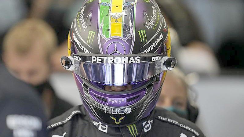 Formel-1-Weltmeister Lewis Hamilton startet beim Großen Preis von São Paulo von Rang zehn. Foto: Andre Penner/AP/dpa