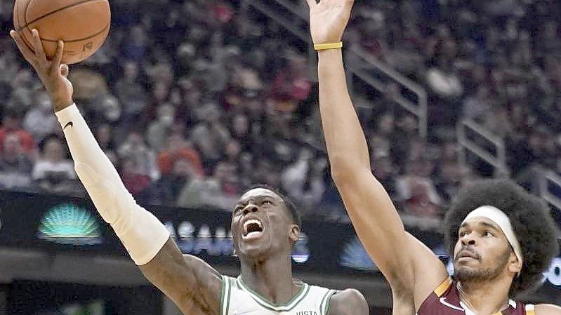 Dennis Schröder (l) war mit 28 Punkten der beste Schütze der Celtics. Foto: Tony Dejak/AP/dpa