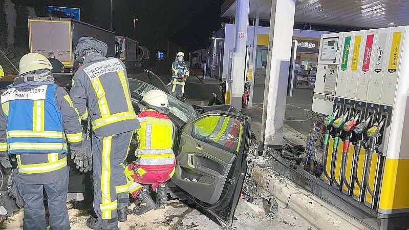 Einsatzkräfte bei der Arbeit: Auf einem Tankstellengelände an der A40 bei Bochum ist am frühen Sonntagmorgen ein Auto gegen eine Tanksäule geprallt. Die vier Insassen des Wagens seien schwer verletzt ins Krankenhaus gebracht worden, teilte die Feuerwehr mit. Foto: Feuerwehr Bochum/dpa