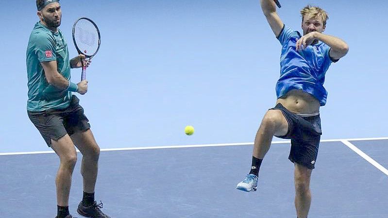 Kevin Krawietz (r) und Horia Decau unterlagen zum Auftakt der ATP Finals. Foto: Luca Bruno/AP/dpa