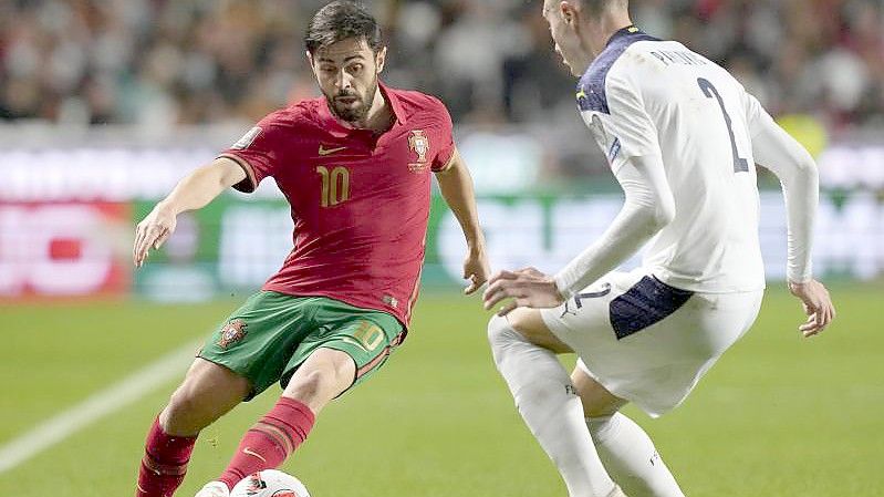 Serbiens Strahinja Pavlovic (r) verteidigt gegen den Portugiesen Bernardo Silva. Foto: Armando Franca/AP/dpa