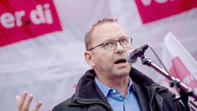 Frank Werneke, Verdi-Vorsitzender, spricht bei den Tarifverhandlungen für den öffentlichen Dienst der Länder zu Demonstranten. Foto: Britta Pedersen/dpa-Zentralbild/dpa