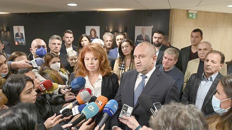 Rumen Radew (Mitte r), Präsident von Bulgarien, und Iliana Iotova (Mitte l), Vizepräsidentin von Bulgarien, sprechen mit Journalisten. Foto: Giannis Papanikos/AP/dpa