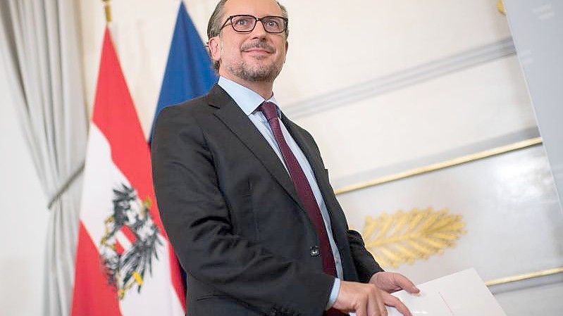 Österreichs Bundeskanzler Alexander Schallenberg kommt nach einer Krisensitzung mit den Ministerpräsidenten zu einer Pressekonferenz. Foto: Michael Gruber/APA/dpa