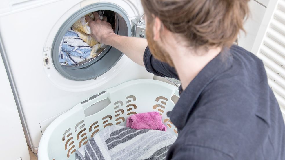 Wäsche waschen und trocknen: Im Haushalt lauern viele Stromfresser. Foto: Christin Klose/dpa