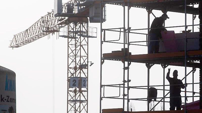 Das Wirtschaftsministerium prognostiziert einen geringfügigen Zuwachs in der Wirtschaftsleistung. Foto: Julian Stratenschulte/dpa