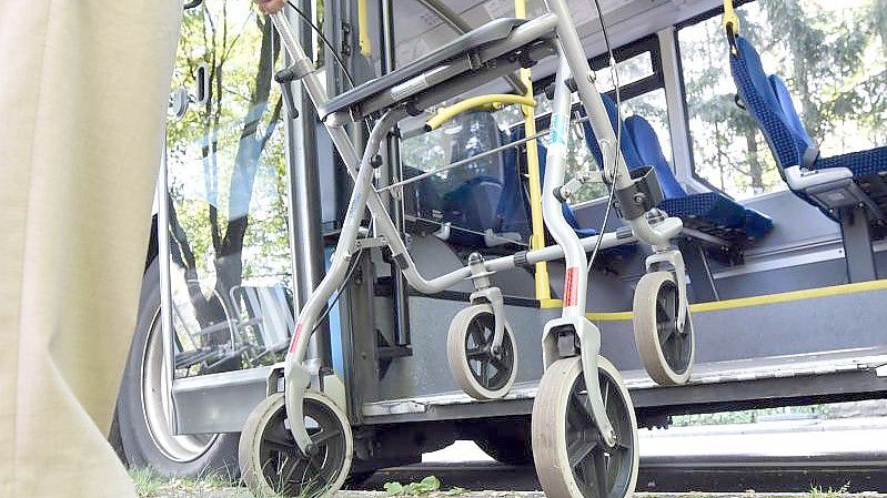 In Baden-Württemberg können ältere Menschen in vielen Regionen ihren Führerschein gegen ÖPNV-Tickets tauschen. Foto: picture alliance / dpa