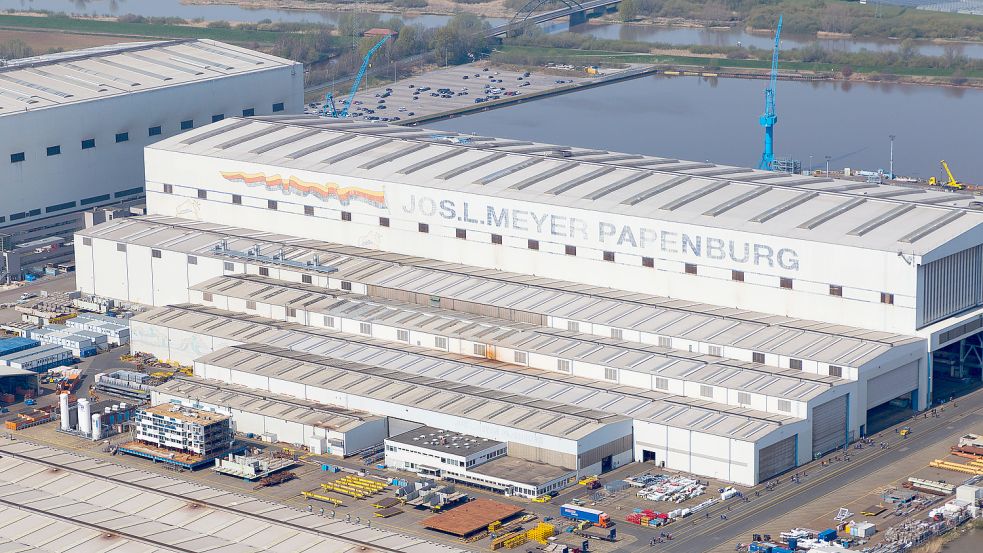 Blick auf die Produktionsstätte der Meyer-Werft in Papenburg. Foto: Tobias Bruns/dpa